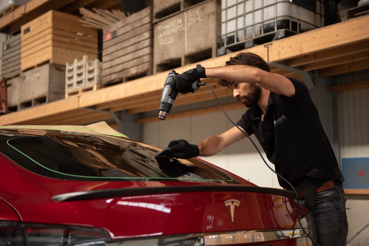 Simon tint autoruiten op locatie